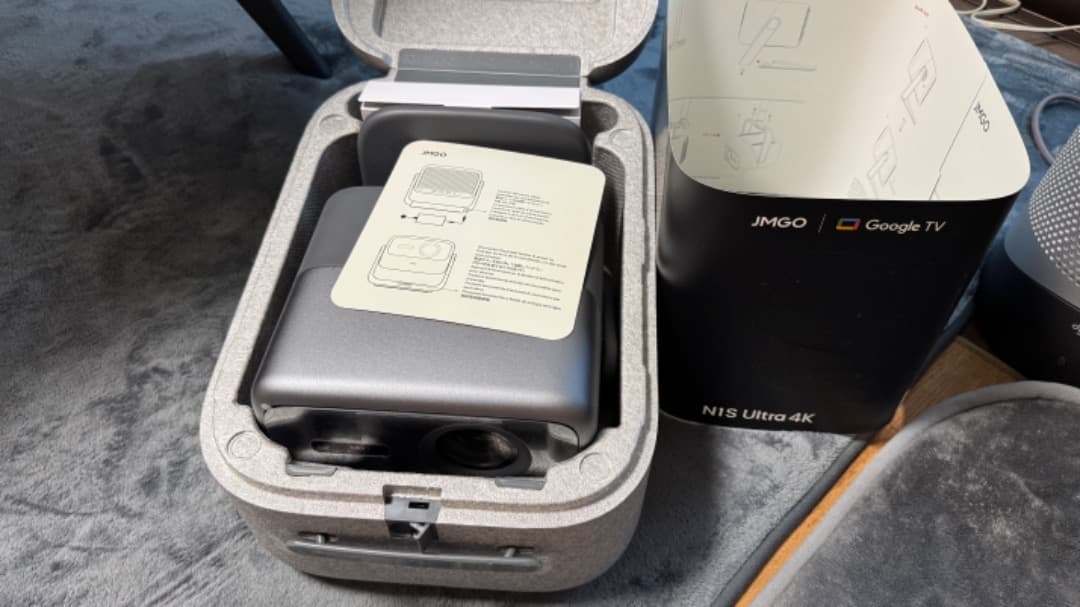 JMGO N1S Ultra 4K. 専用スタンド付き