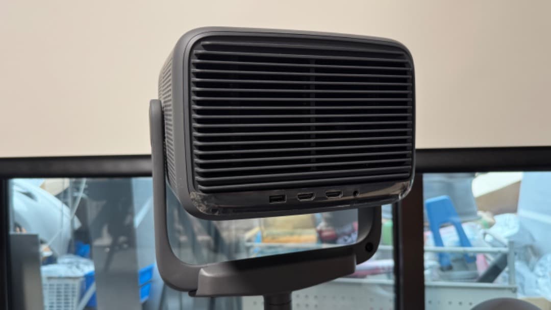 JMGO N1S Ultra 4K. 専用スタンド付き