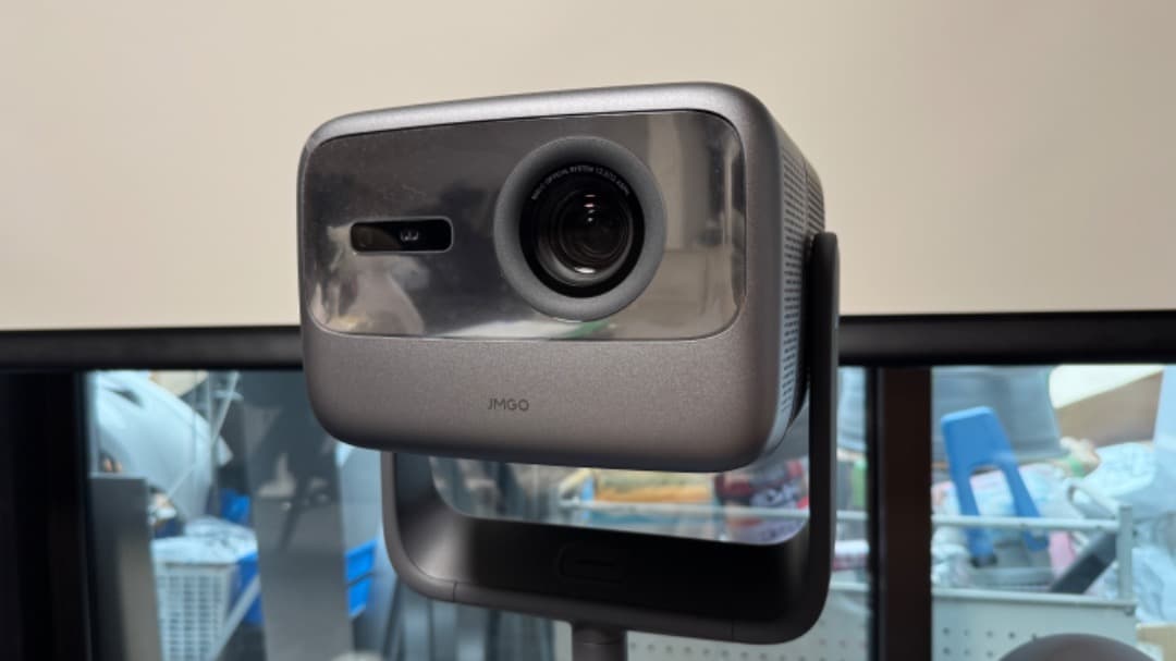 JMGO N1S Ultra 4K. 専用スタンド付き