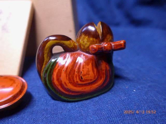 大変珍しい犬筥の犬香合です。すばらしい作品です