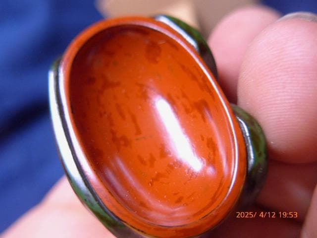 大変珍しい犬筥の犬香合です。すばらしい作品です