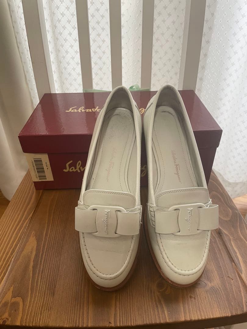 Salvatore Ferragamo VIVA モカシン　ホワイトローファー