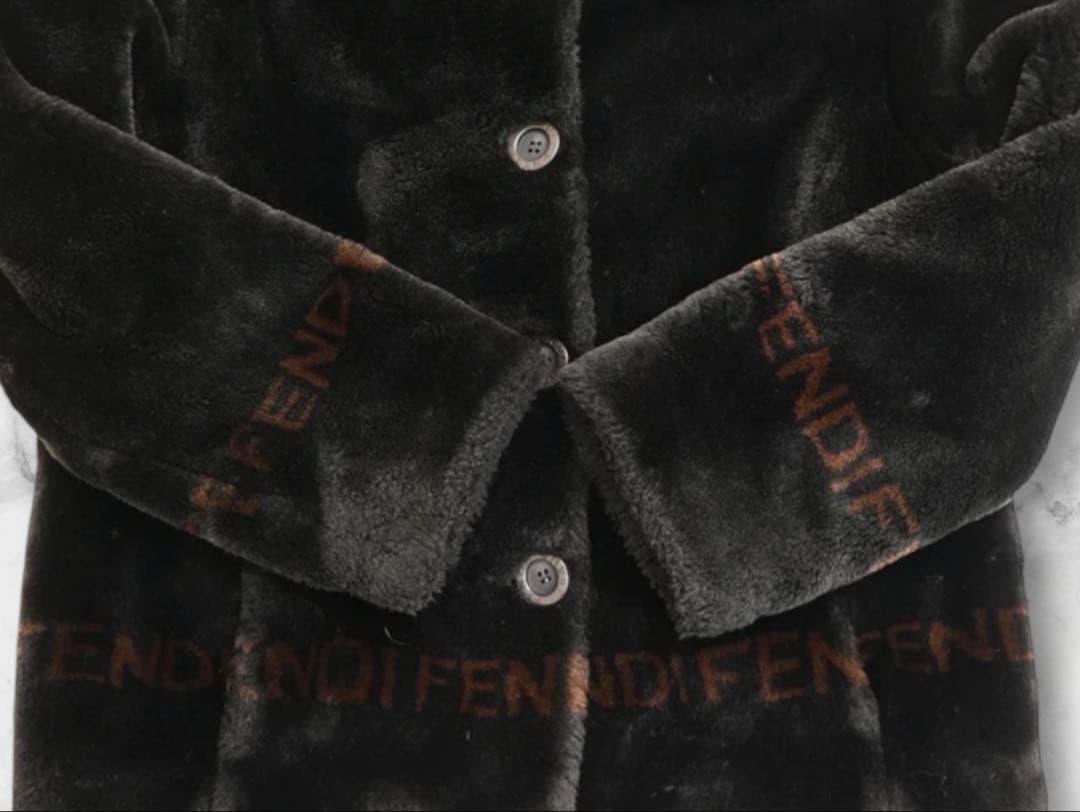 週末セール‼️ FENDI フェンディ ロゴラインデザイン エコファーコート