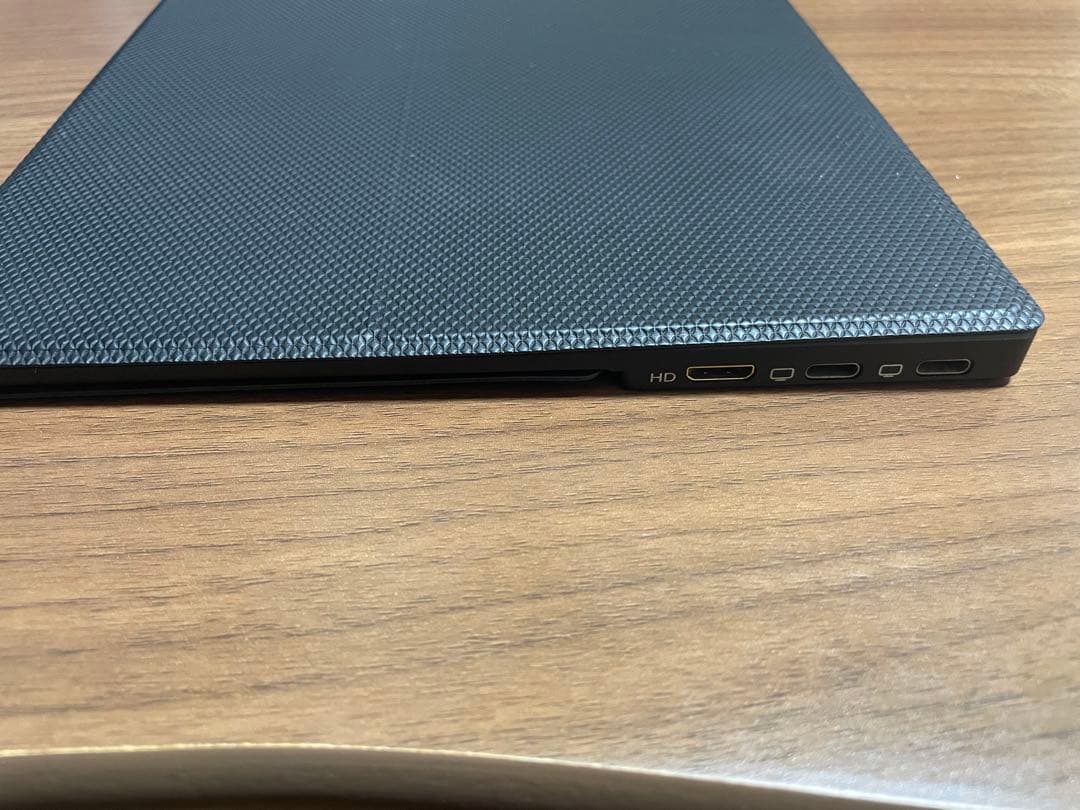 高解像度 スリムデザイン ディスプレイ