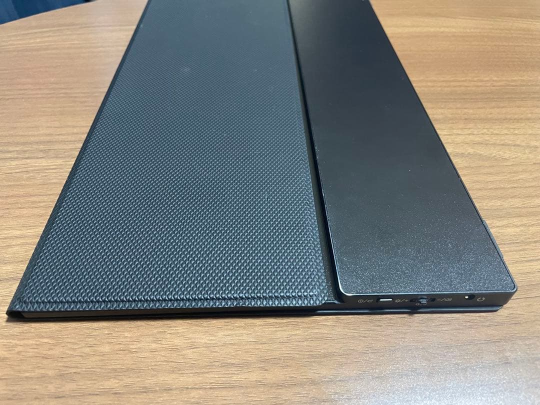 高解像度 スリムデザイン ディスプレイ