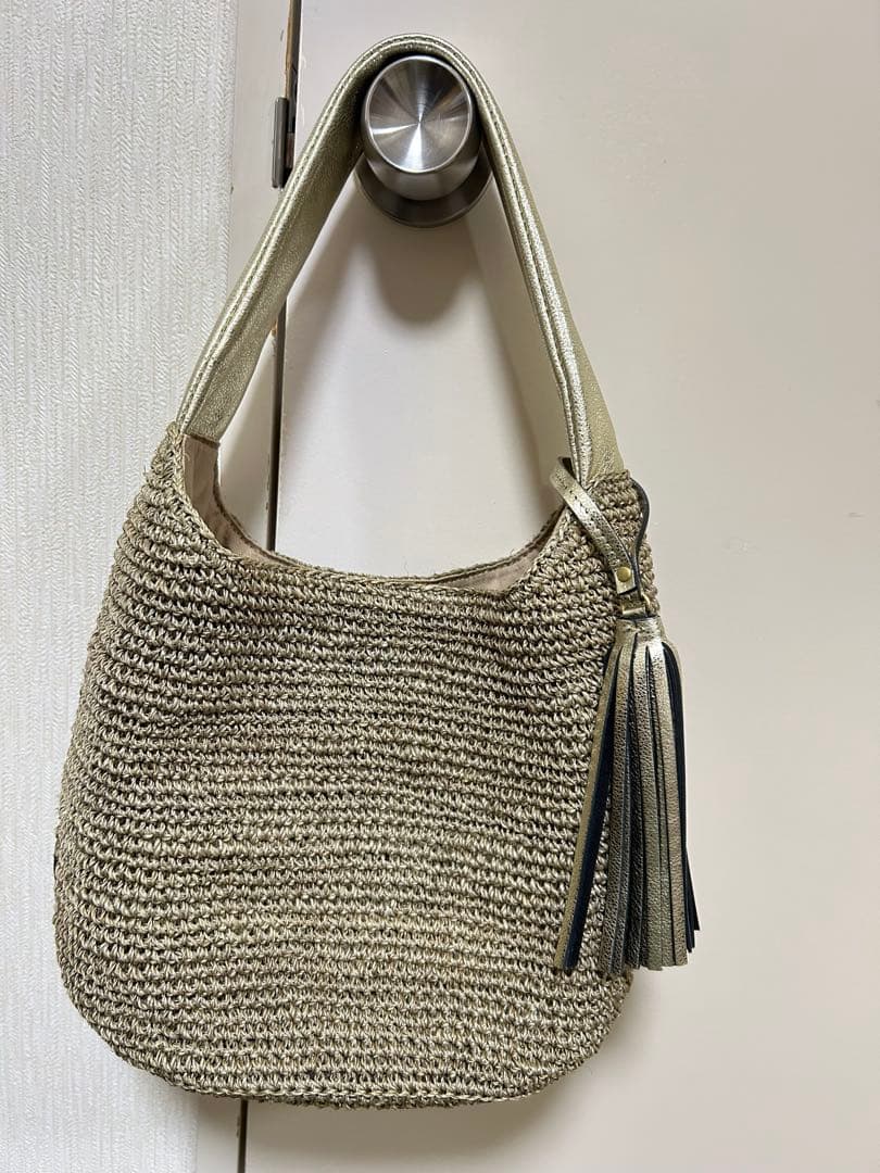 ヴィオラドーロ　VIOLA D'ORO かごバッグ ベージュ タッセル付き