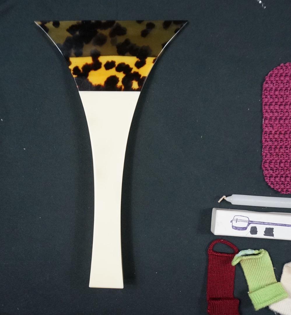 【中古品】三味線 本体、バチなど付属品多数、ハードケースケース付き