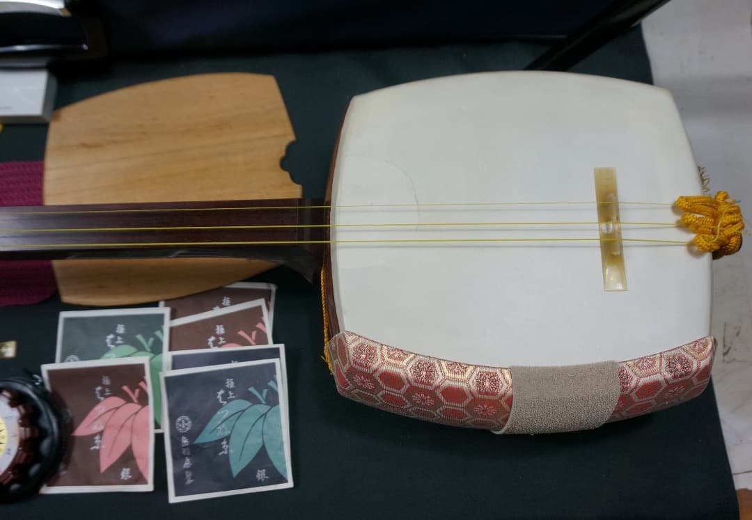 【中古品】三味線 本体、バチなど付属品多数、ハードケースケース付き