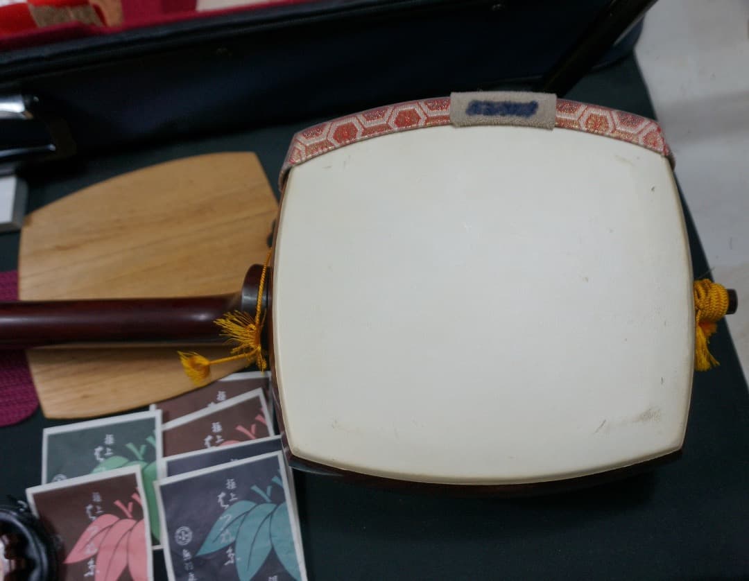【中古品】三味線 本体、バチなど付属品多数、ハードケースケース付き