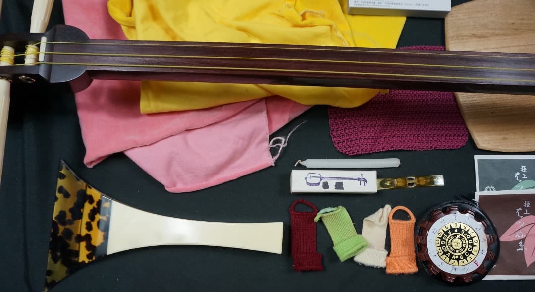 【中古品】三味線 本体、バチなど付属品多数、ハードケースケース付き