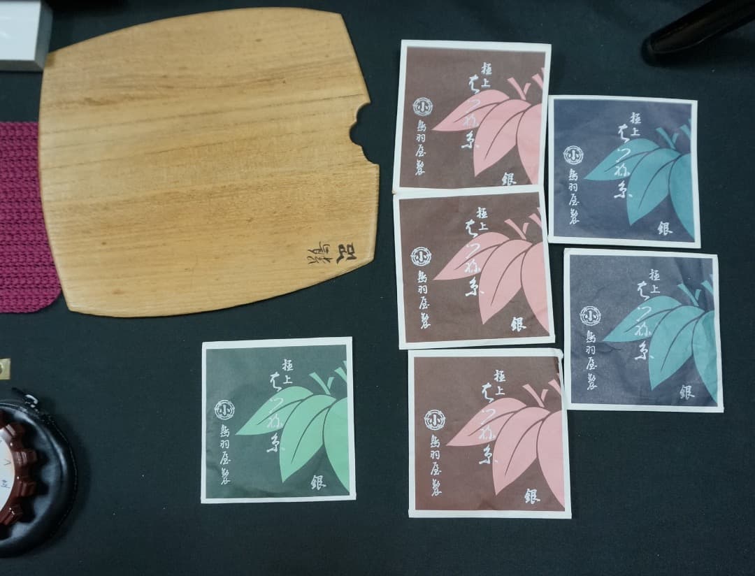 【中古品】三味線 本体、バチなど付属品多数、ハードケースケース付き