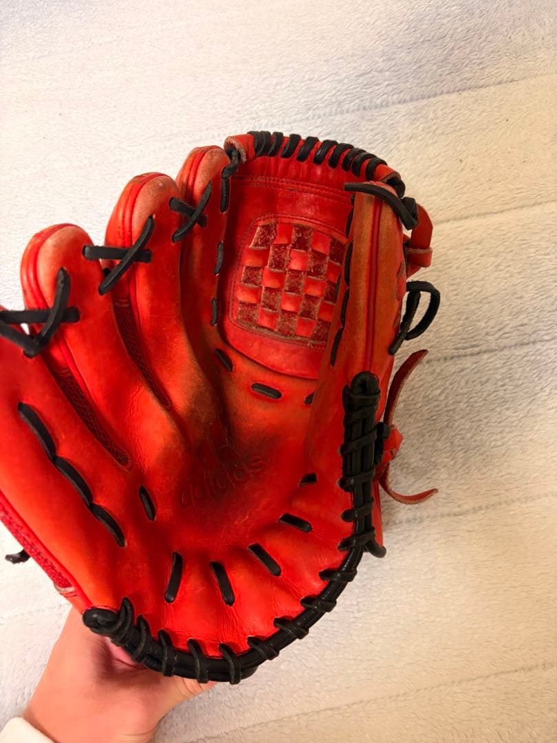 内海哲也　巨人時代最後の使用グローブ　西武時代のサイン付