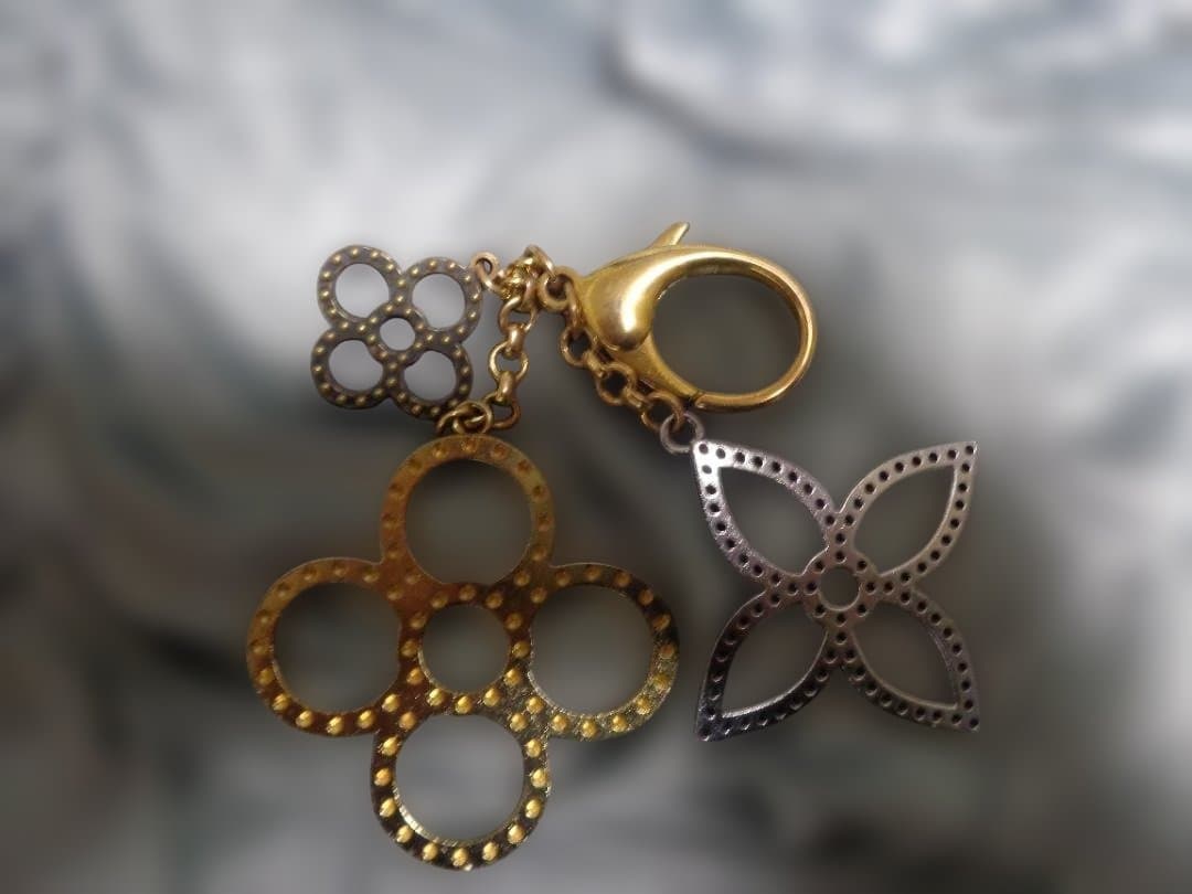 ルィヴィトン　花形チャーム ゴールド シルバー