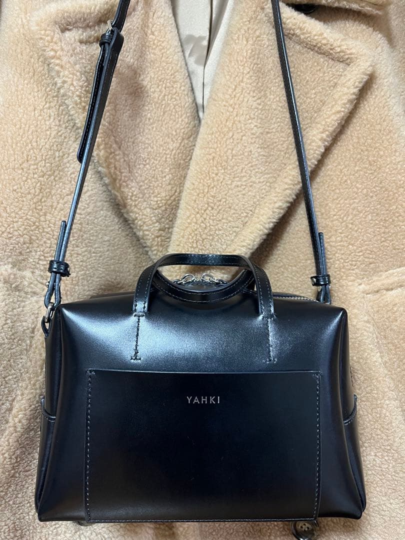 YAHKI ブラック ソフトボストン型ショルダーバッグ