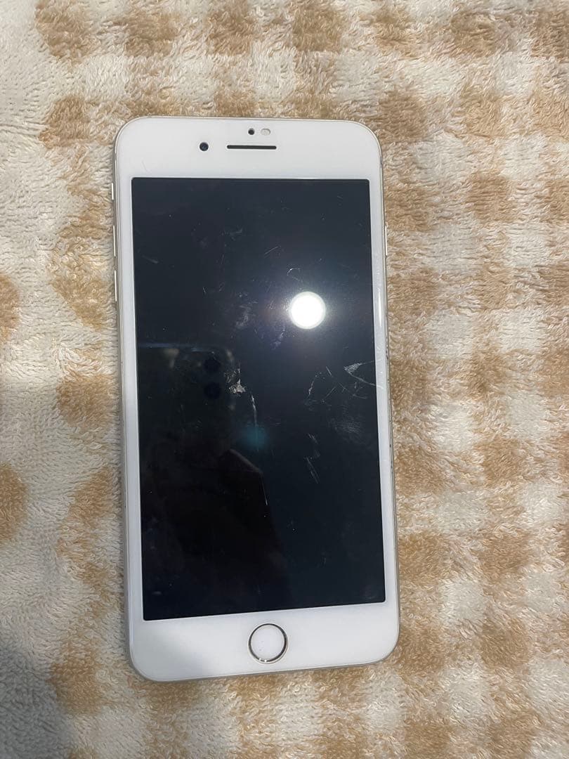 iPhone 8 Plus シルバー 本体　64GB 背面割れ　SIMフリー