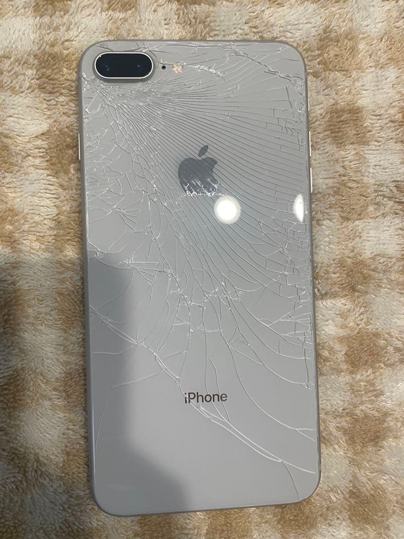 iPhone 8 Plus シルバー 本体　64GB 背面割れ　SIMフリー