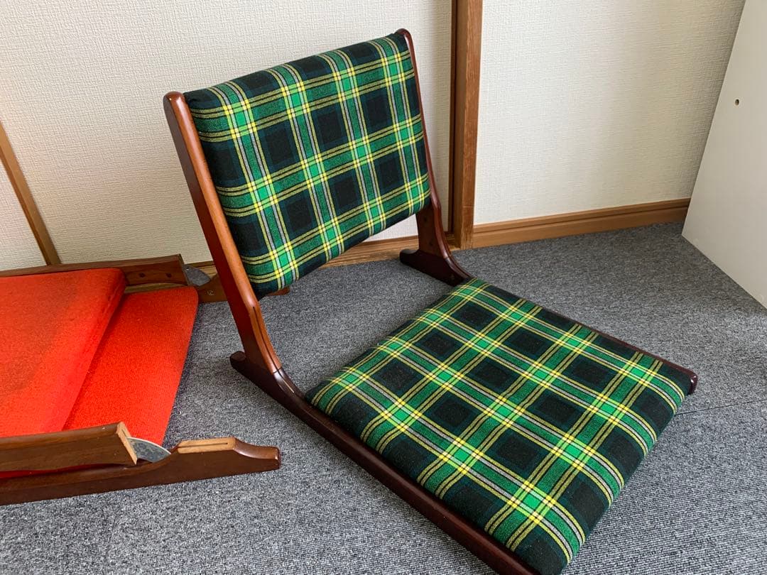 レトロな座椅子2脚セット(朱色とチェック柄)