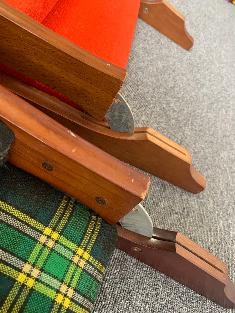 レトロな座椅子2脚セット(朱色とチェック柄)