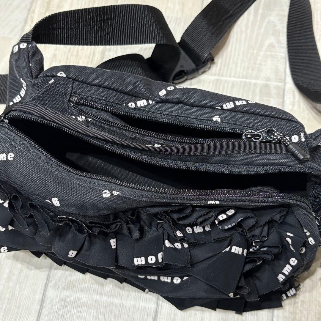 gomme フリル ボディバッグ ワンショルダー ロゴ 総柄 黒 斜め掛け