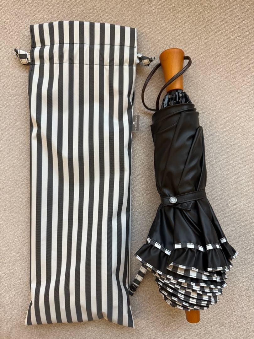 未使用　【サンバリア100】折りたたみ日傘 ２段折 フリル 白黒 ストライプ