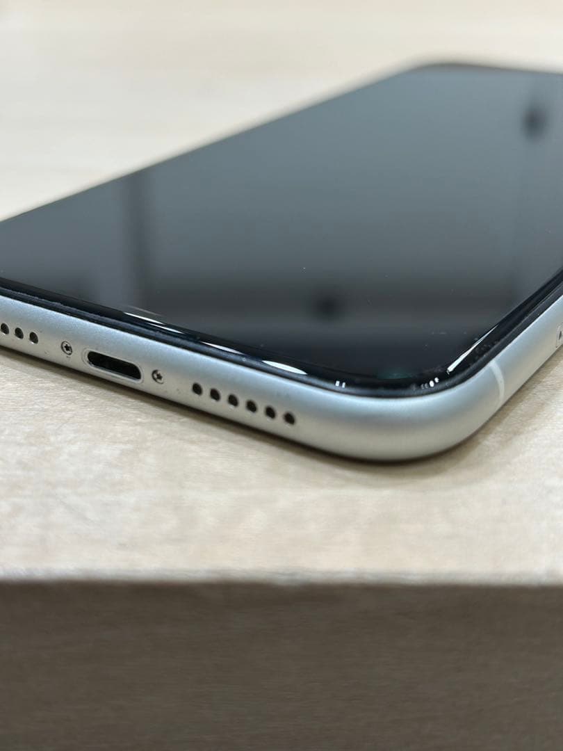 iPhone XR / white / 256GB / SIMロックなし