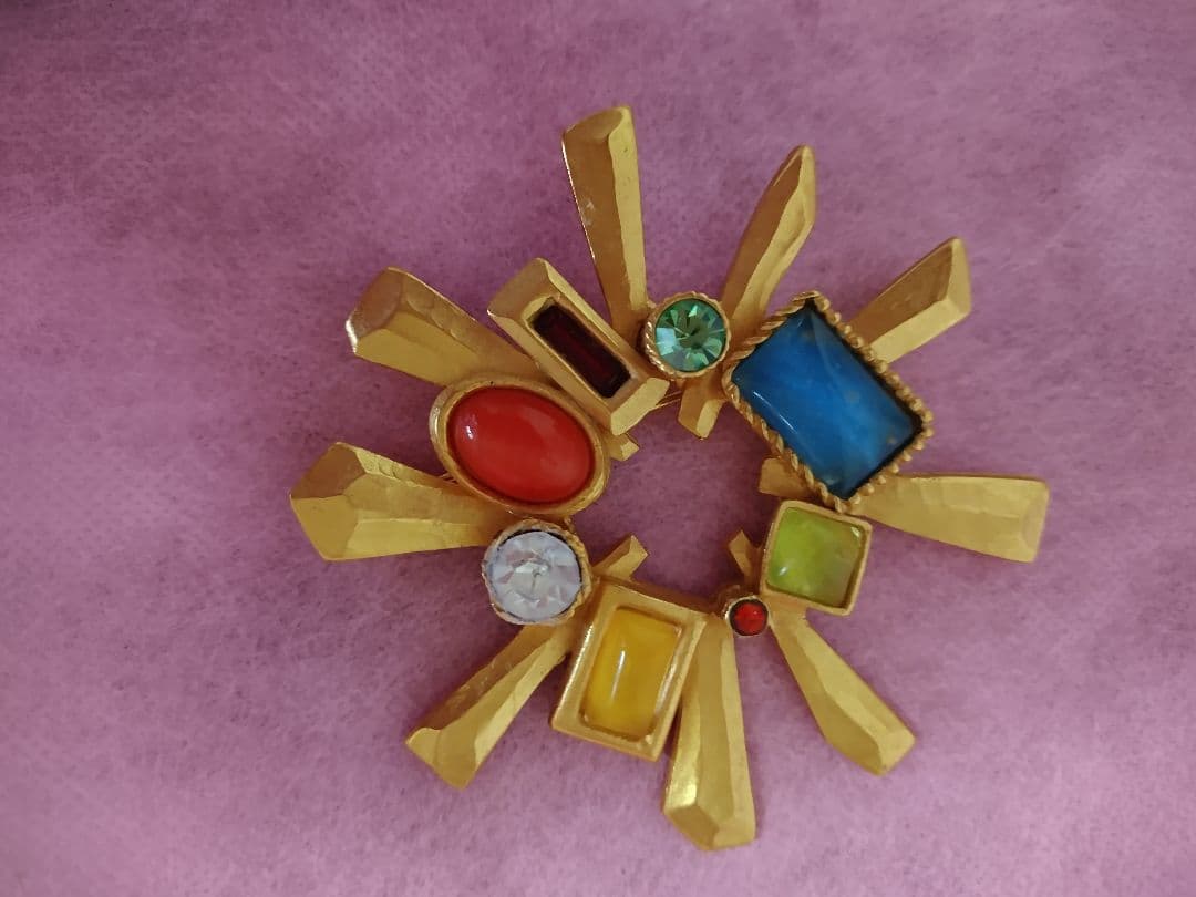 多色ストーンの幾何学ブローチ
