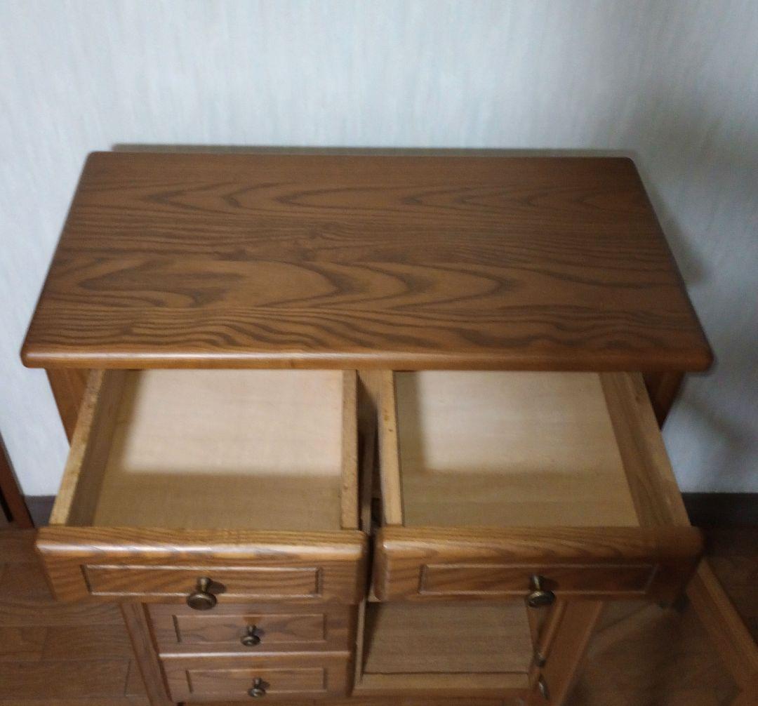 【木製キャビネット】ガラス扉　 脚付きリビングキャビネット　収納家具