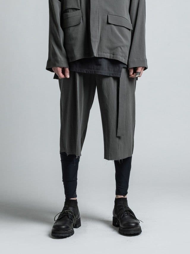 The viridi-anne 強撚二重織り七分丈パンツ