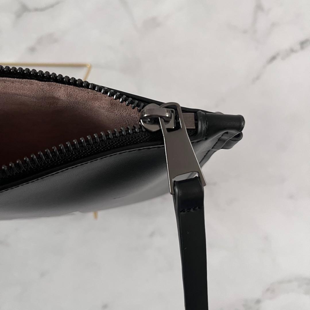 美品　N°21 ブラック フェイクレザー クラッチバッグ　ポーチ