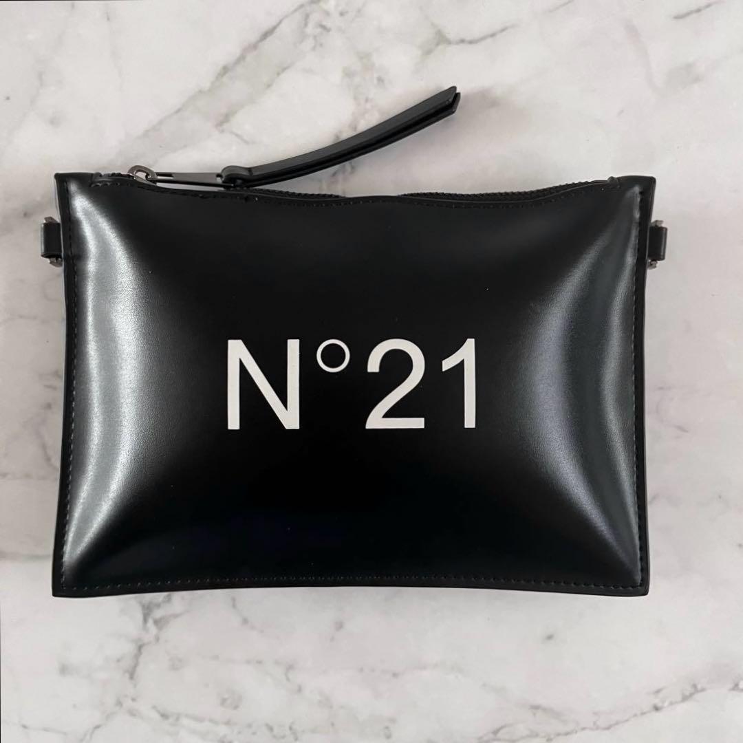 美品　N°21 ブラック フェイクレザー クラッチバッグ　ポーチ