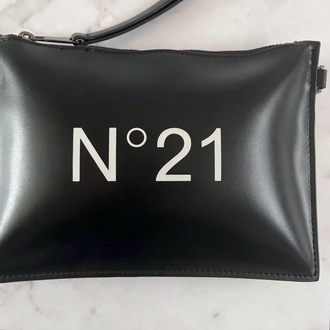 美品　N°21 ブラック フェイクレザー クラッチバッグ　ポーチ