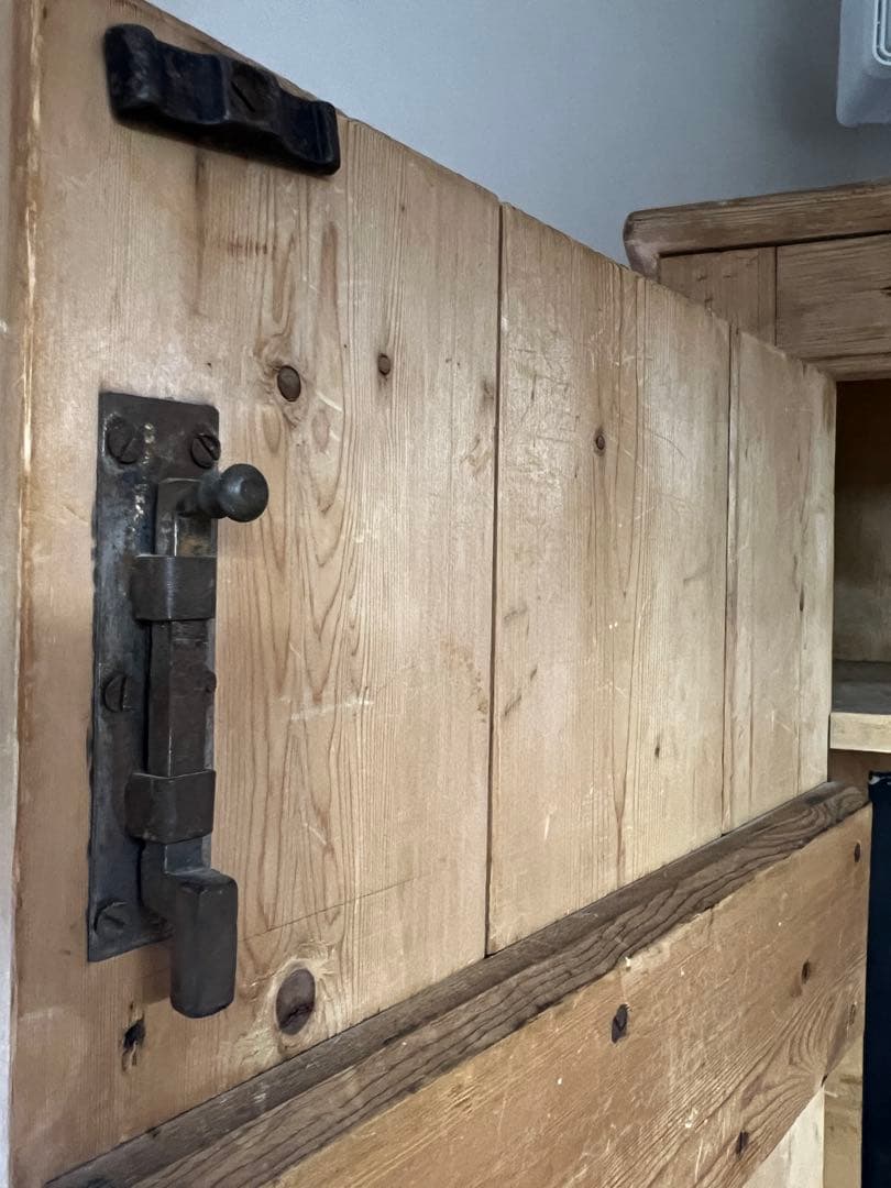 最終ギリギリ値下げ ベルギー製？ 高級感 ヴィンテージの木製収納キャビネット