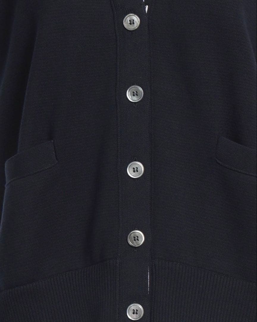 【THOM BROWNE】Vネックカーディガンとベストシャツコラボ