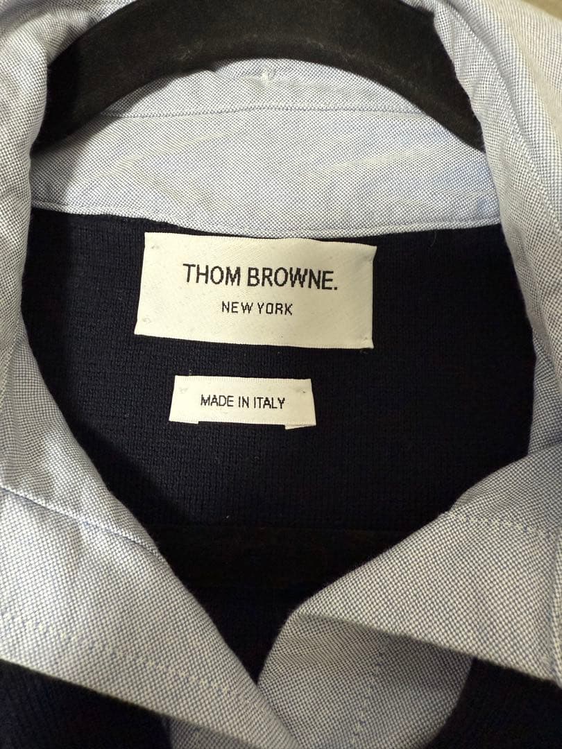 【THOM BROWNE】Vネックカーディガンとベストシャツコラボ