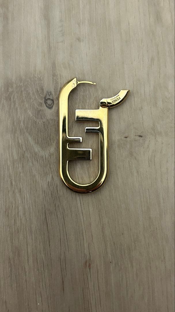 は*る様 FENDI フェンディ オーロック ゴールド ピアス