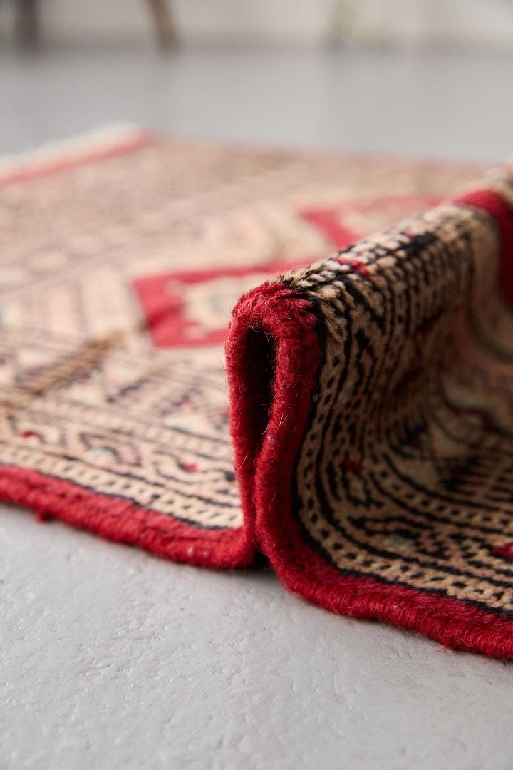 ヴィンテージラグ　トライバルラグ　パキスタン産（100×59cm）ベージュ　赤