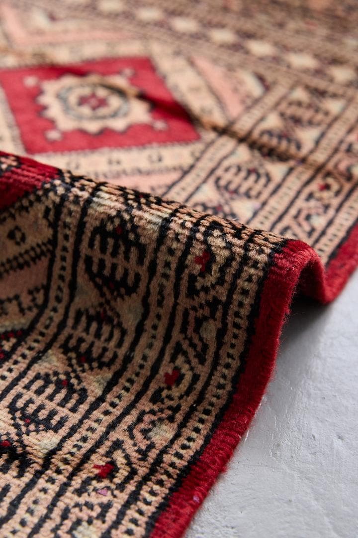 ヴィンテージラグ　トライバルラグ　パキスタン産（100×59cm）ベージュ　赤