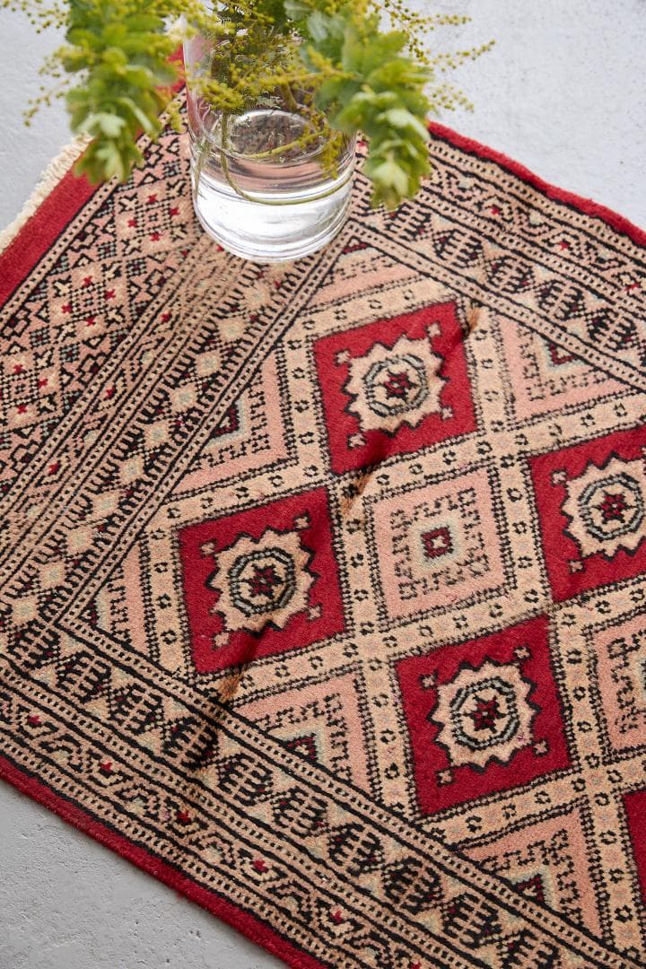 ヴィンテージラグ　トライバルラグ　パキスタン産（100×59cm）ベージュ　赤