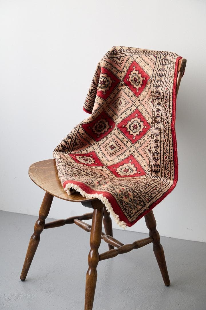 ヴィンテージラグ　トライバルラグ　パキスタン産（100×59cm）ベージュ　赤