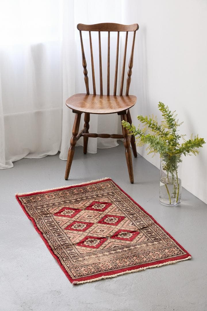 ヴィンテージラグ　トライバルラグ　パキスタン産（100×59cm）ベージュ　赤