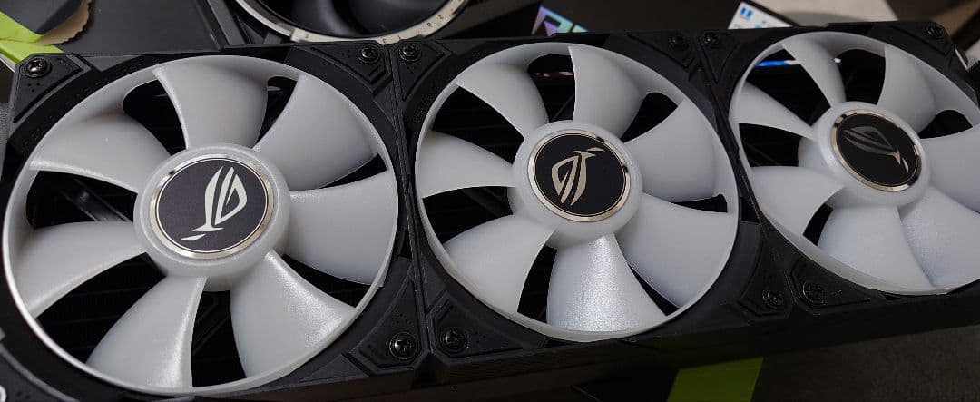 外箱難あり、小傷あり。ROG Astral GeForce RTX5090水冷