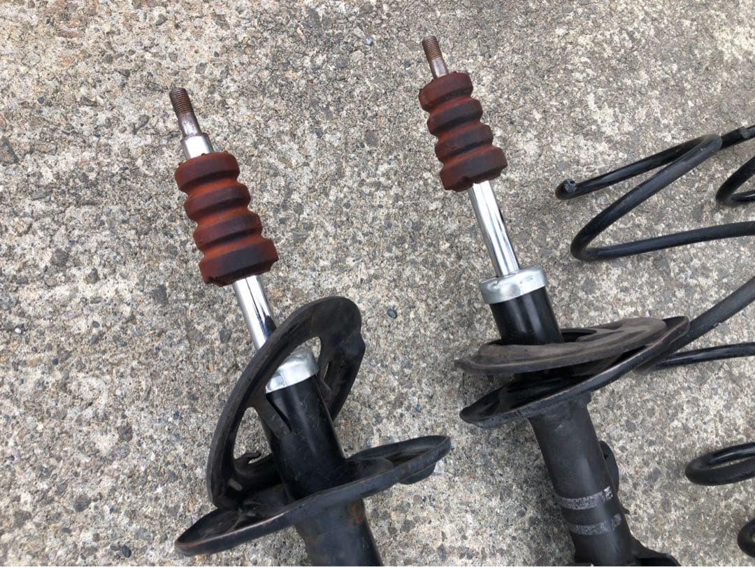 GGH25W ベルファイヤ　ストラットとスプリングセット