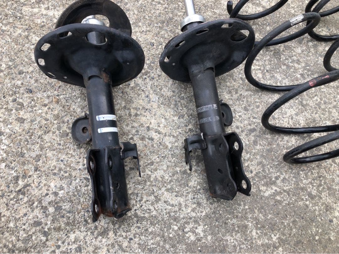 GGH25W ベルファイヤ　ストラットとスプリングセット