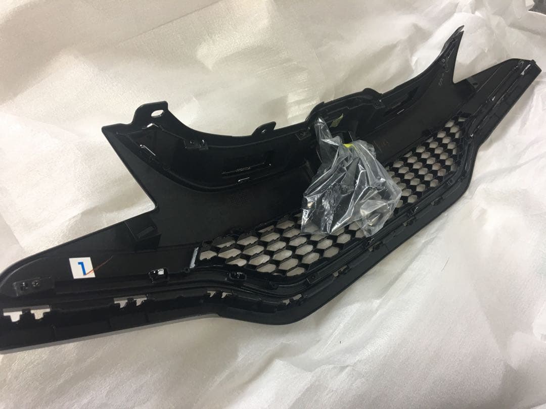 フイット中期GP5純正グリル　新車外し