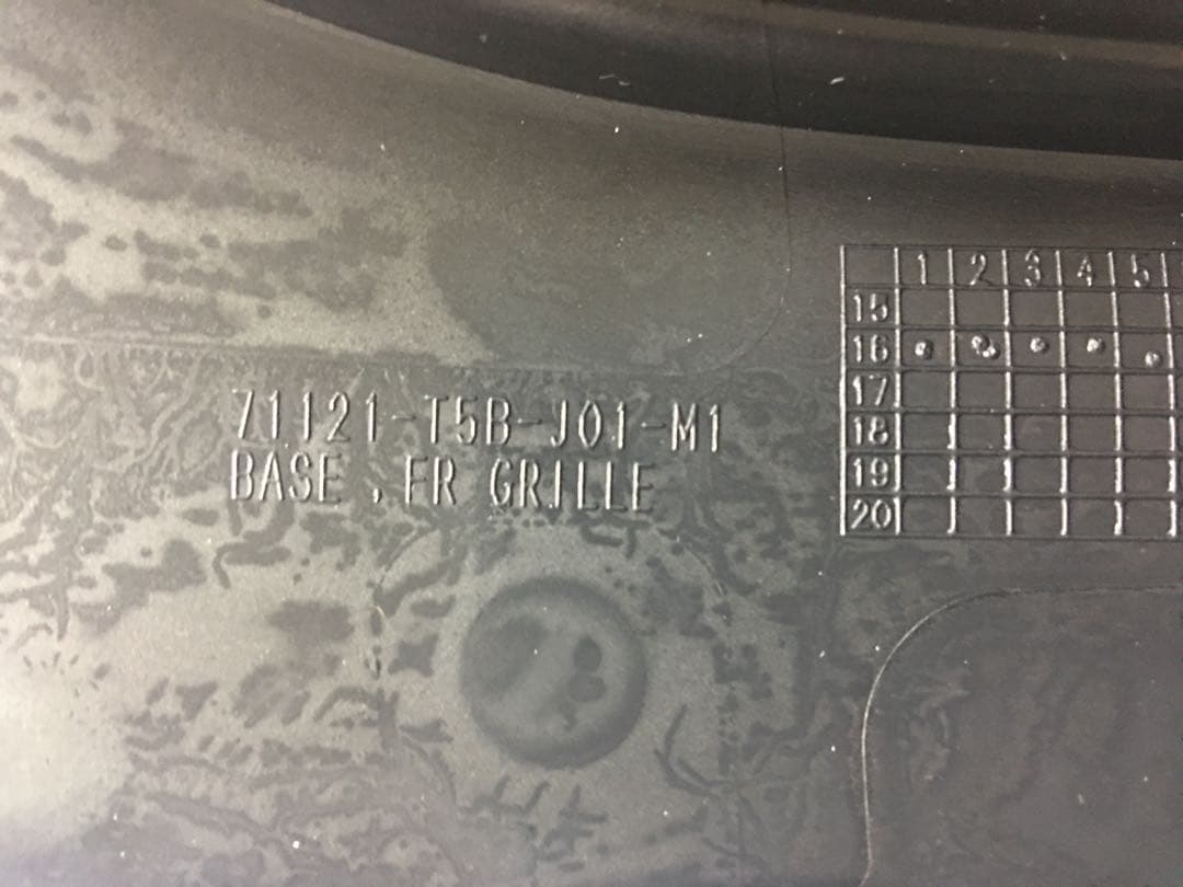 フイット中期GP5純正グリル　新車外し