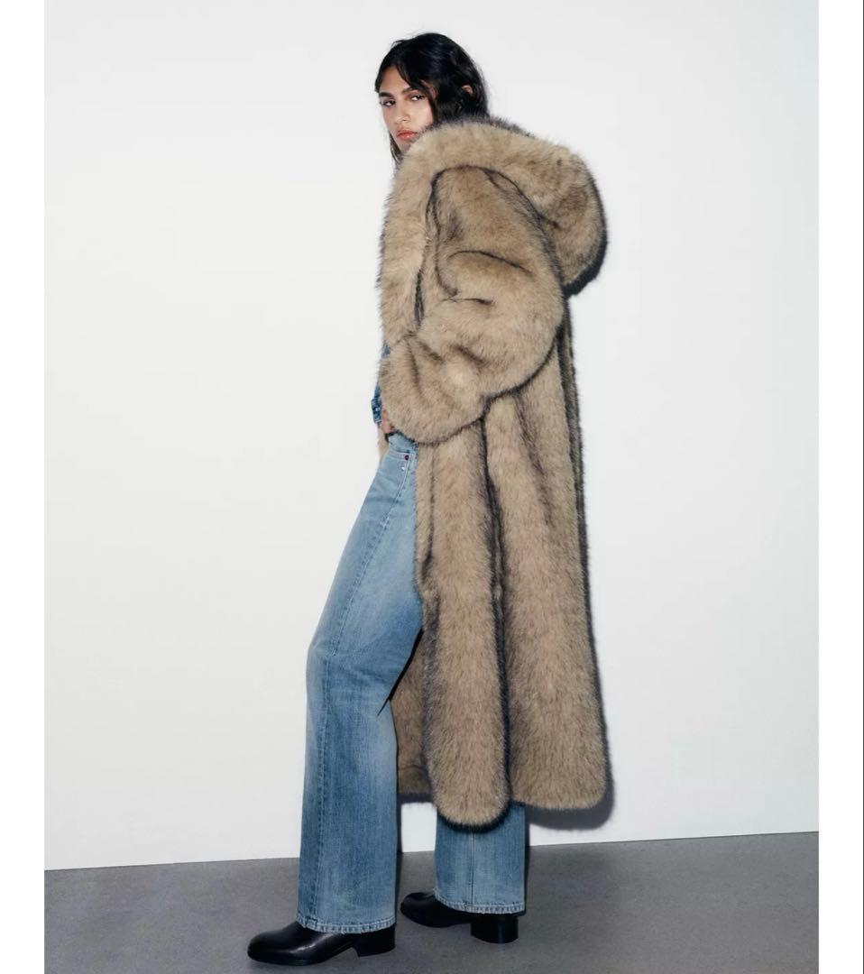 m*t様 タグ付き新品★ZARAのフェイクファーフード付きコート★M-L★ライト