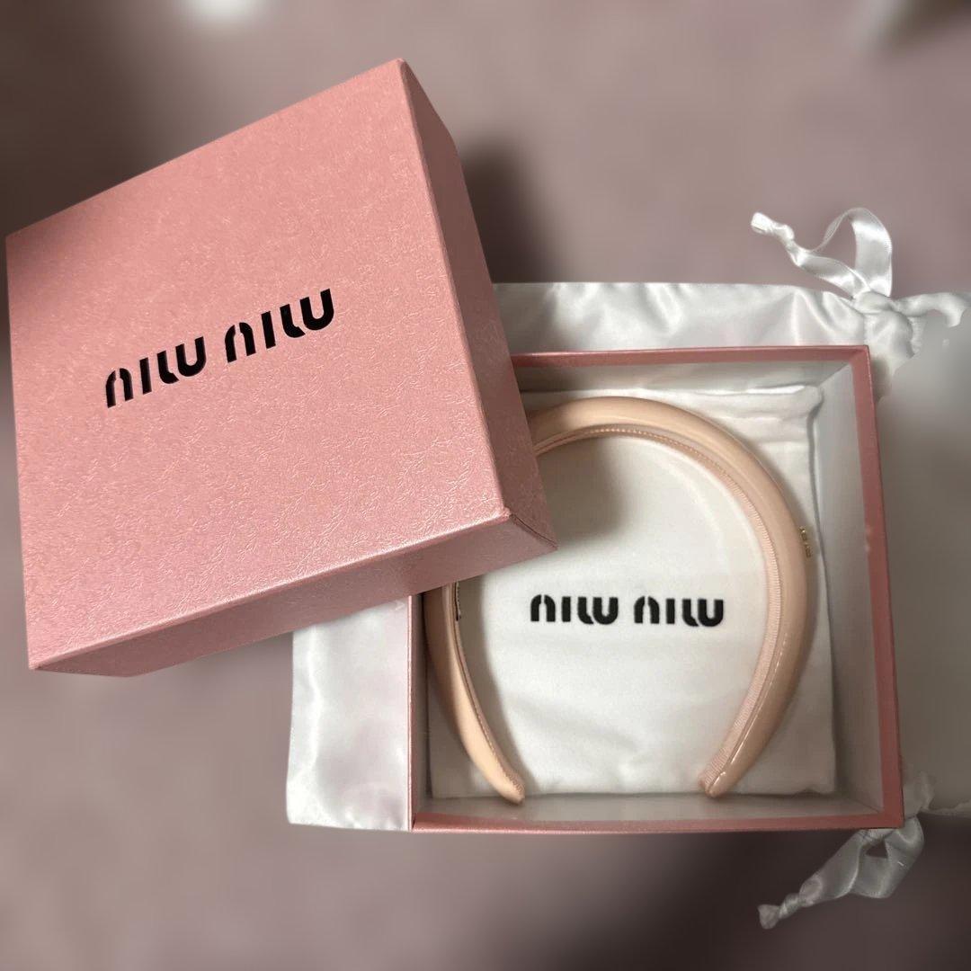 MIU MIU 薄ピンクヘアバンド
