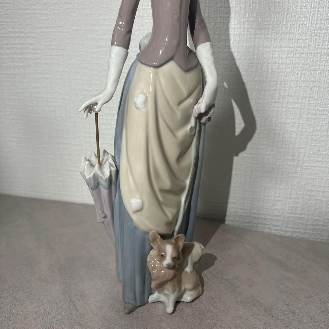 リヤドロ LLADRO【美品】フィギュリン《犬を連れた婦人》4761