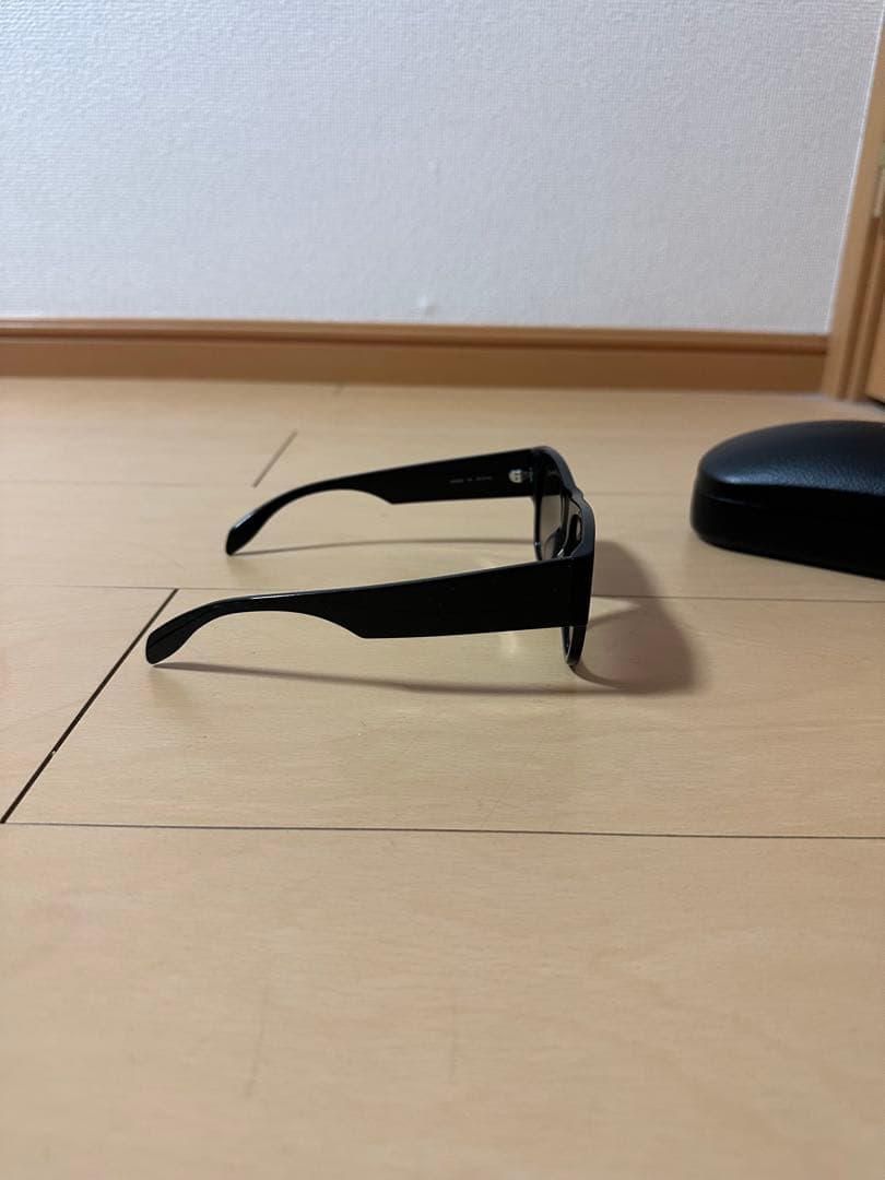 ALEXANDER MCQUEEN ブラック サングラス