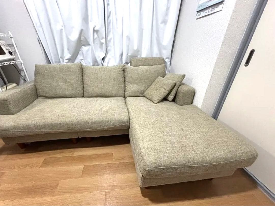 【値下げしました】ベージュ L字型ソファ 付属クッション付き　LOWYA